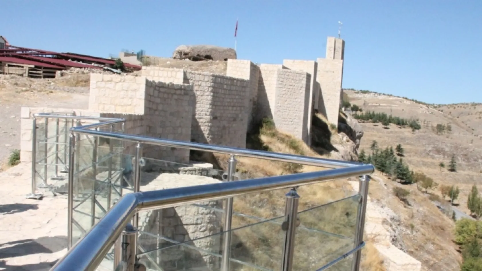 Harput Kalesi'ne seyir terasları yapıldı