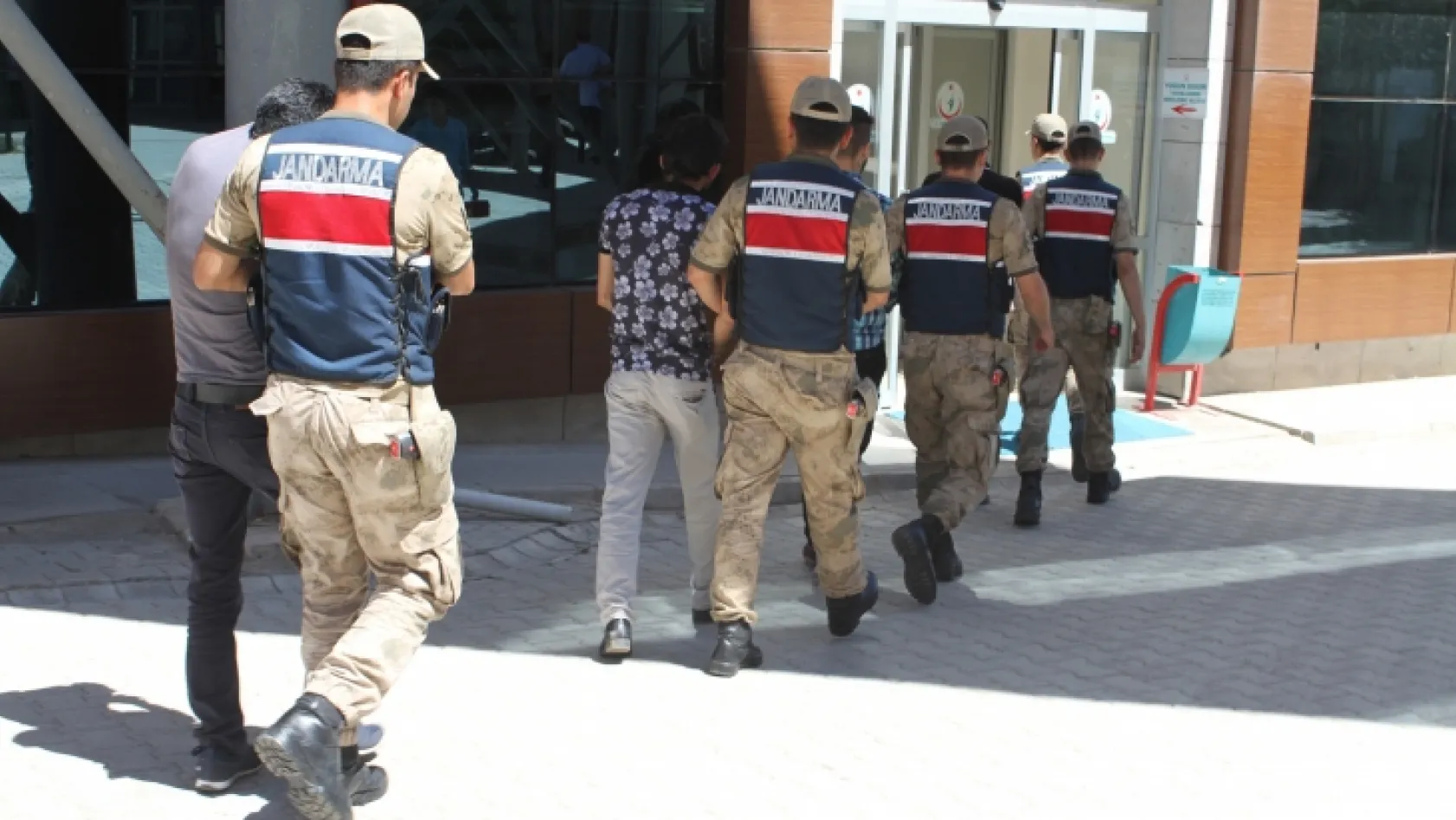Hassas terazili uyuşturucu taciri 2 şüpheli tutuklandı