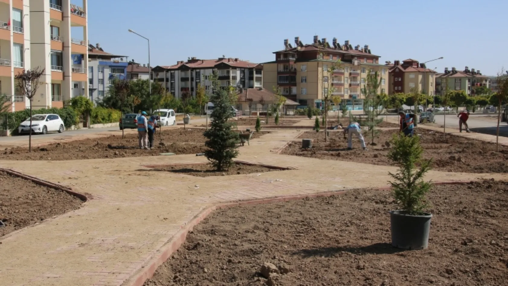 Elazığ Belediyesi Ataşehir'i ağaçlandırıyor