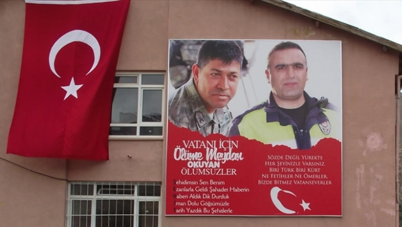 Şehitler Halisdemir ve Sekin'in fotoğrafı okul duvarına asıldı