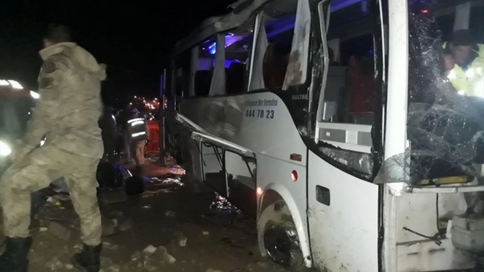 [Video] Yolcu otobüsü devrildi! Kaza yerinden ilk görüntüler
