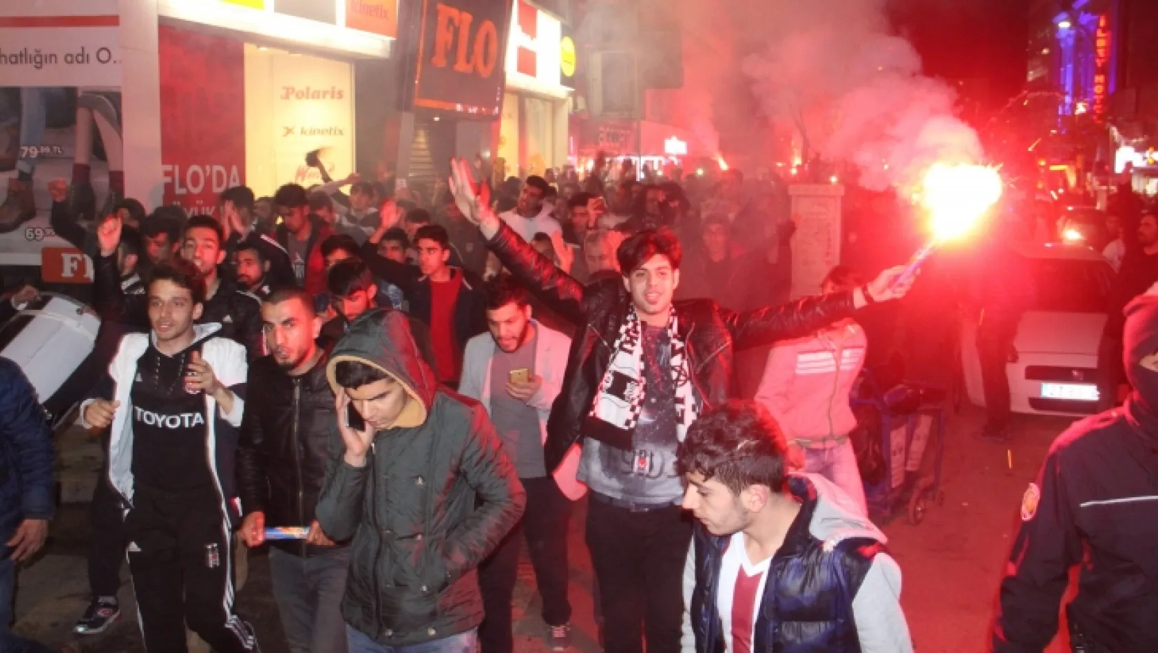 Beşiktaşlılar galibiyet sevincini doyasıya kutladı