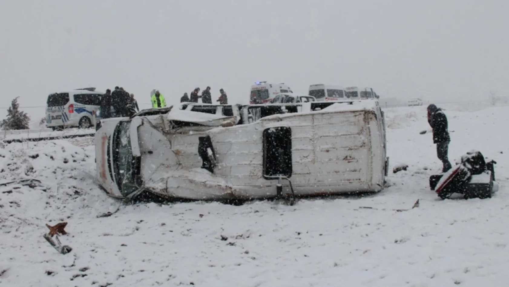 Kar zincirleme kazaya neden oldu: 18 yaralı