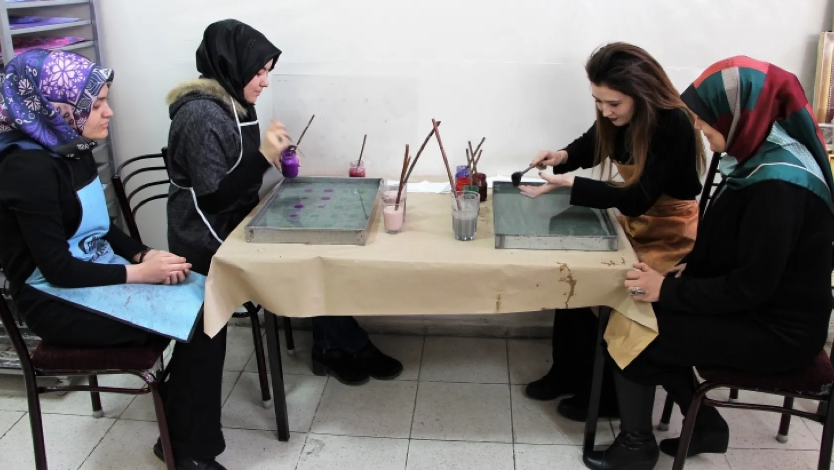 Öğrenciler, Ebru sanatı ile stres atıyor