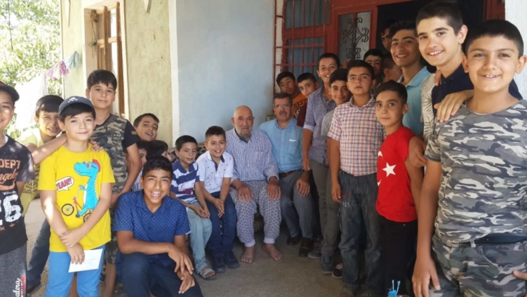 Kur'an kursu öğrencilerinden yaşlı ve hastalara ziyaret