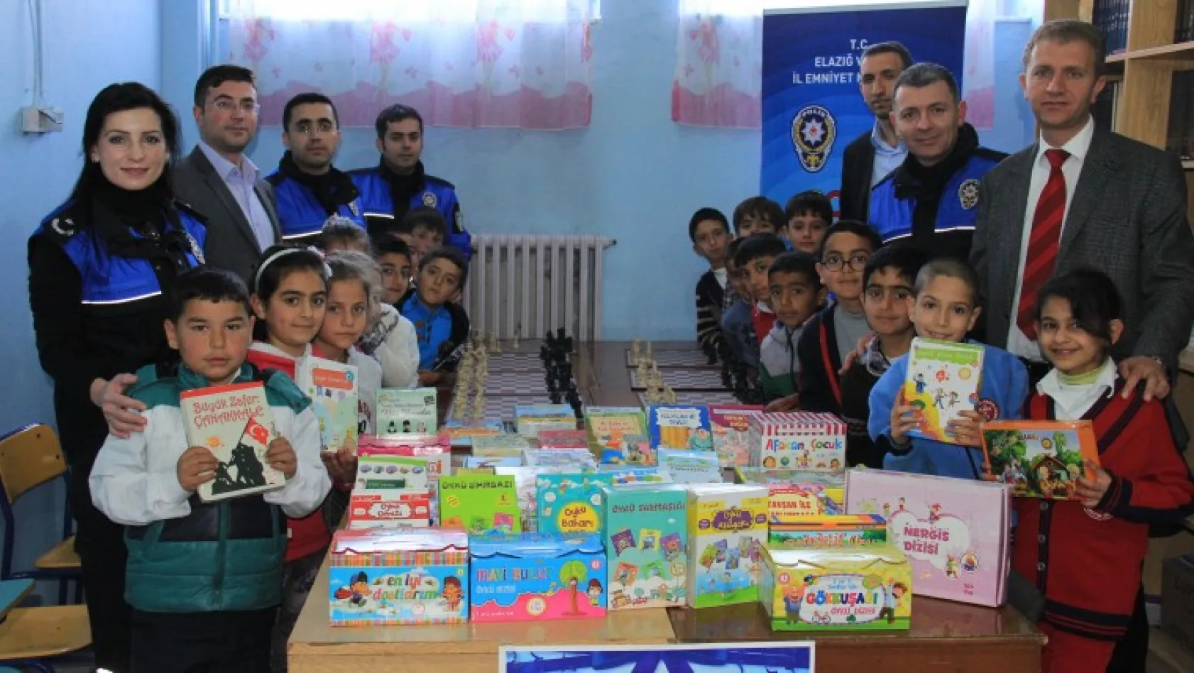 Polis'ten çocuklara 3 bin kitap hediye