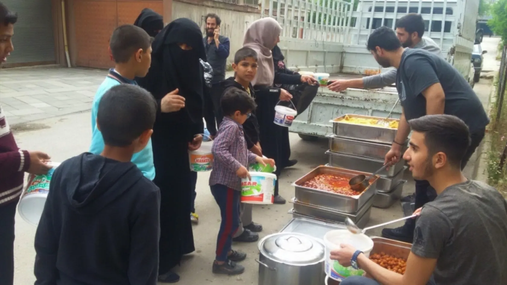 Elazığlı gençlerden Suriyelilere sıcak yemek