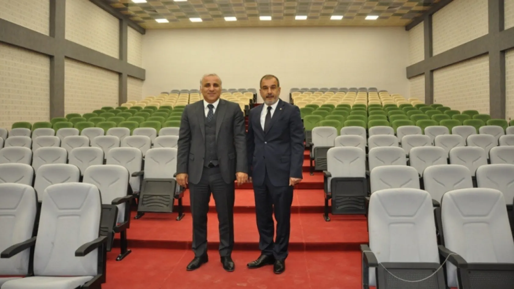 Vali Zorluoğlu, konferans salonu ve teşhir merkezini inceledi