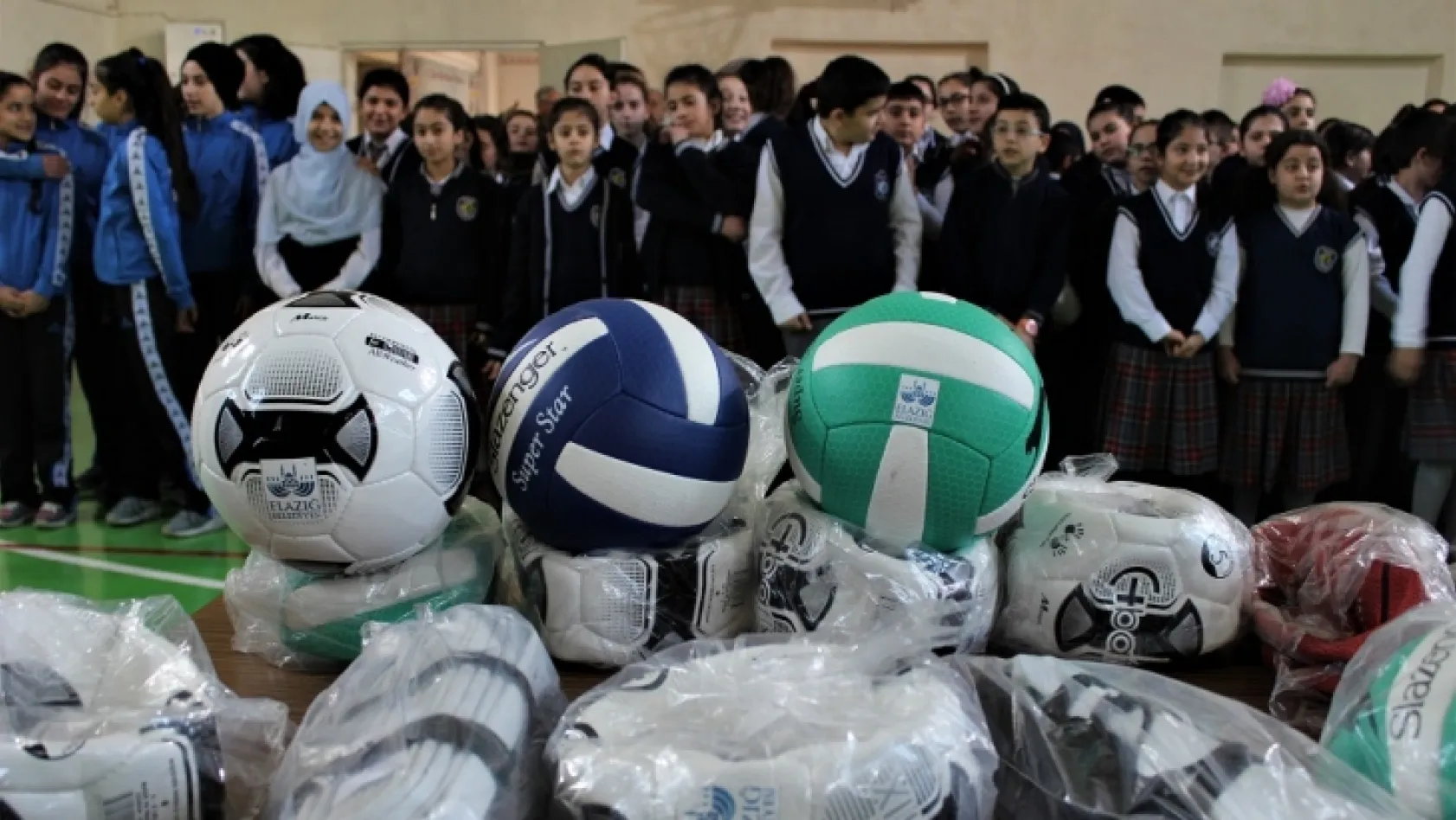 Elazığ'da ilçedeki okullara spor malzemesi desteği