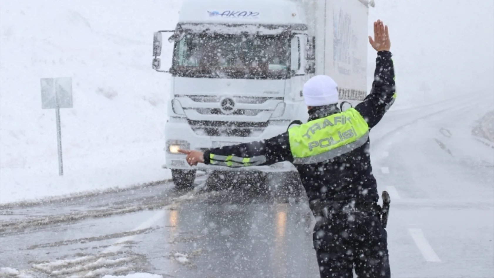 Erzurum'da kar ve tipi nedeniyle araçlar yolda kaldı