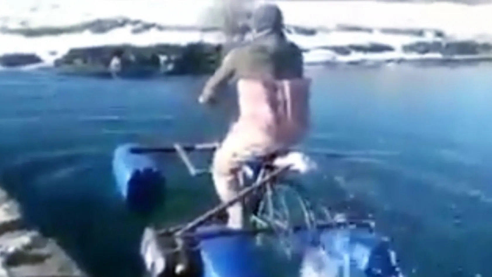 Bu defa su üzerinde bisiklet sürmeyi başardılar