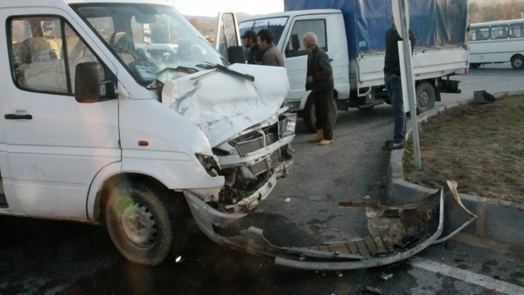 İşçi servisi ile kamyonet çarpıştı: 5 yaralı