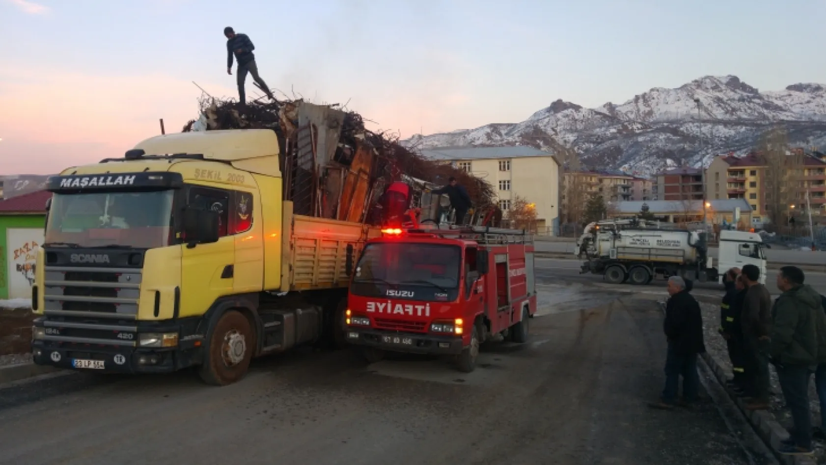 Tunceli'de hurda yüklü araçta yangın çıktı