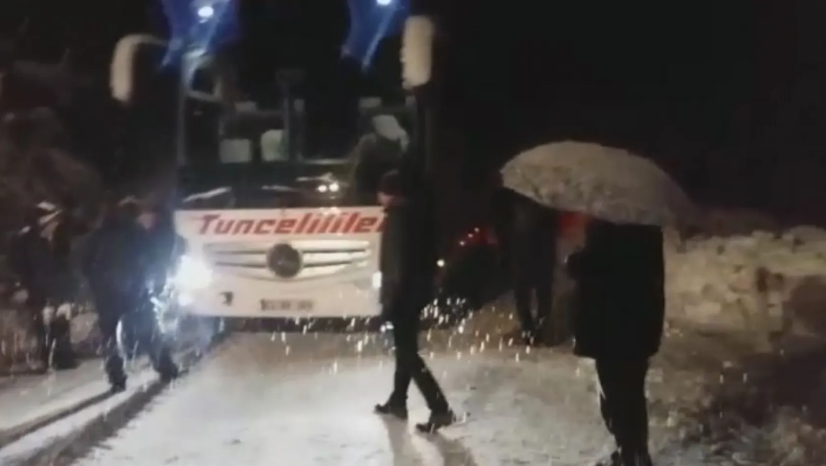 Tunceli'de kar yağışı etkili oldu, mahsur kalan araçlar kurtarıldı