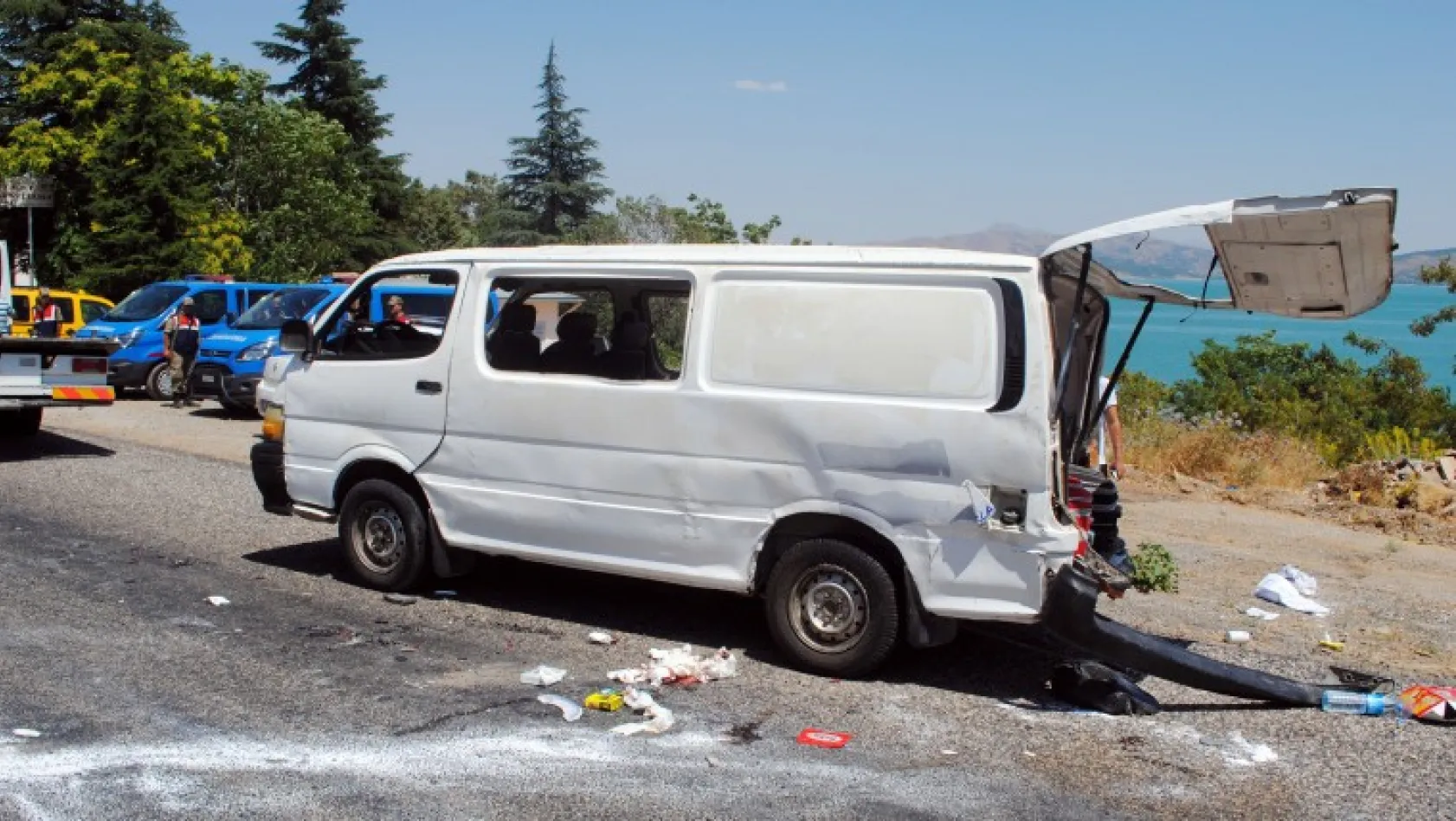Kamyonetle minibüs çarpıştı: 1 ölü, 2 yaralı