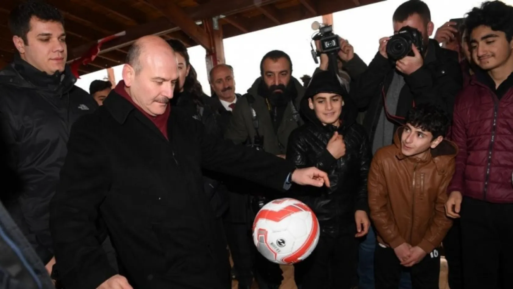 Bakan Soylu, Tunceli'de top oynadı