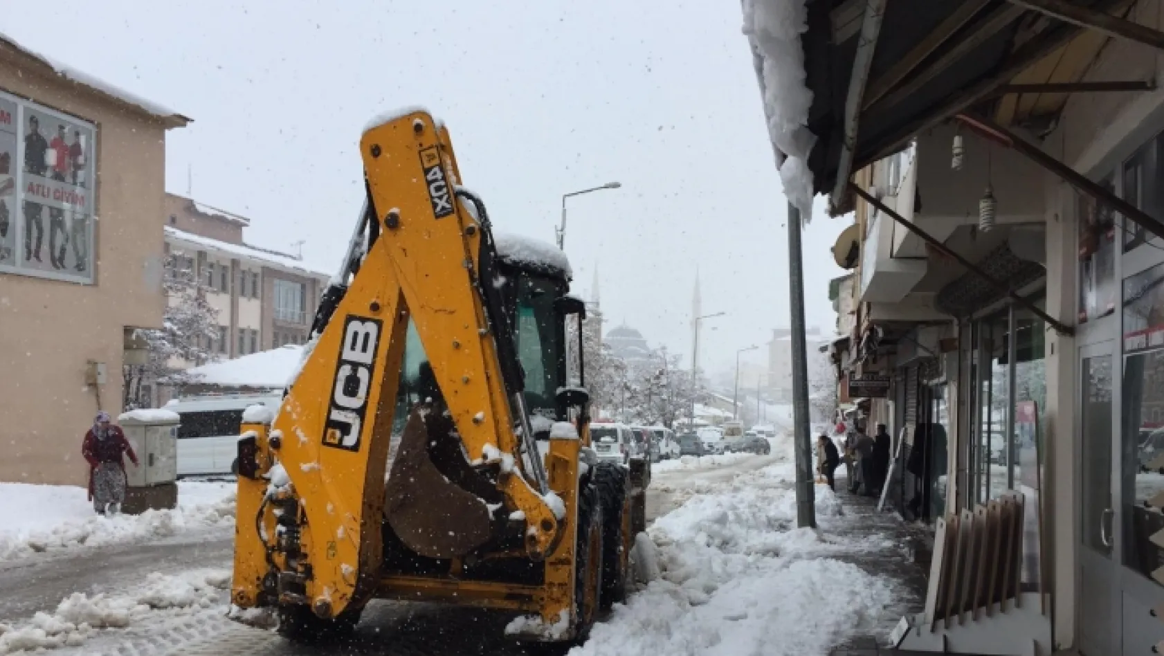 Kar, Karlıova ve Adaklı'da 12 köy yolunu kapattı