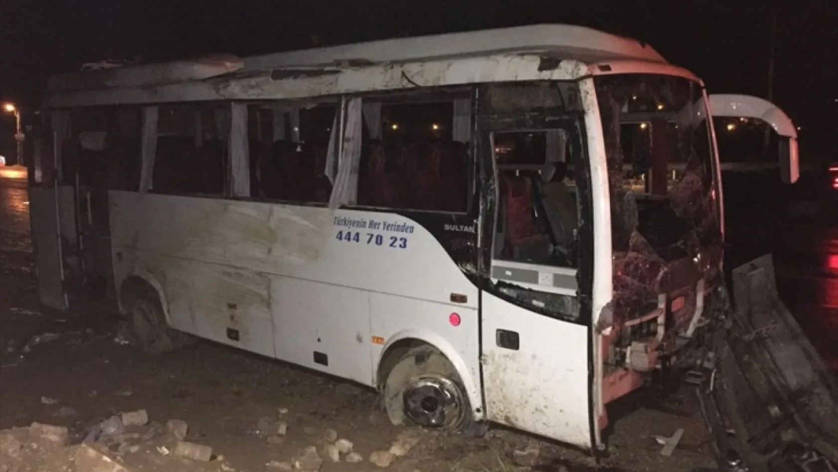 Elazığ-Diyarbakır yolunda yolcu otobüsü devrildi