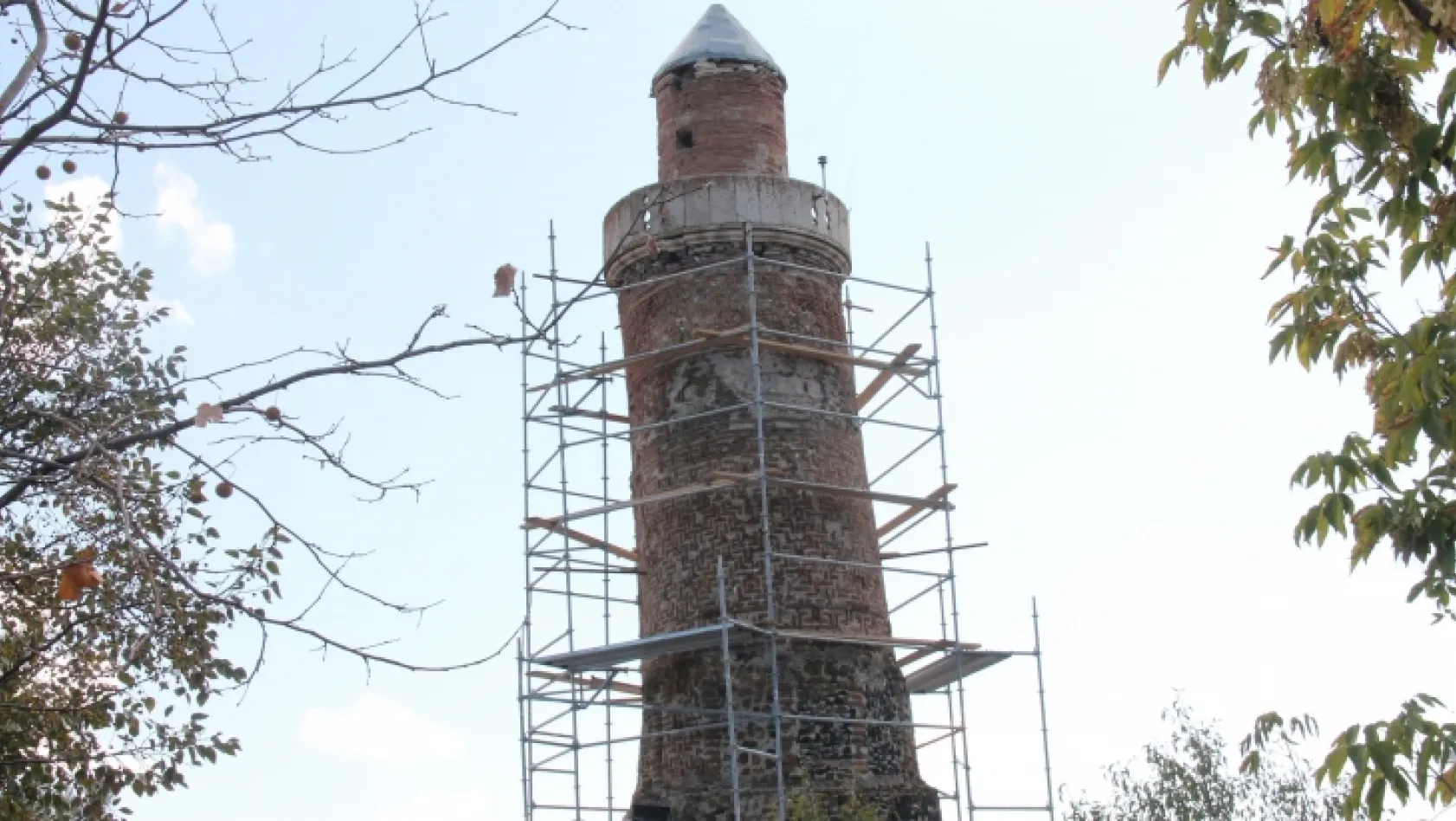 Ulu Cami'nin eğik minaresi koruma altına alınıyor
