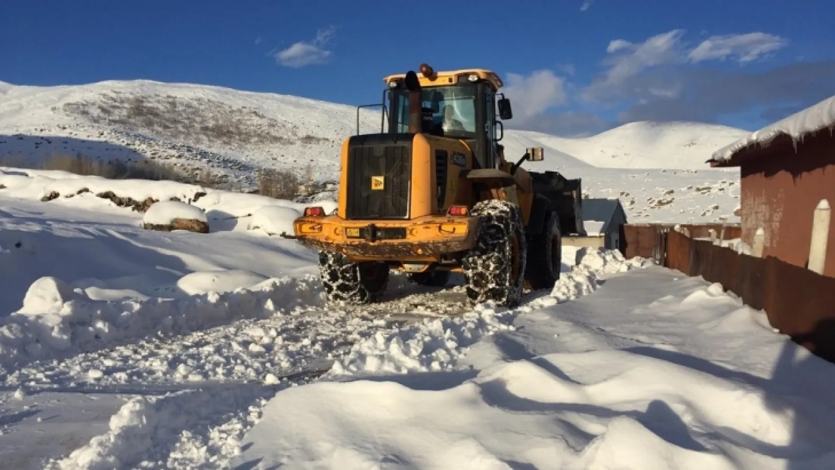Kar nedeniyle kapanan 73 köy yolu ulaşıma açıldı