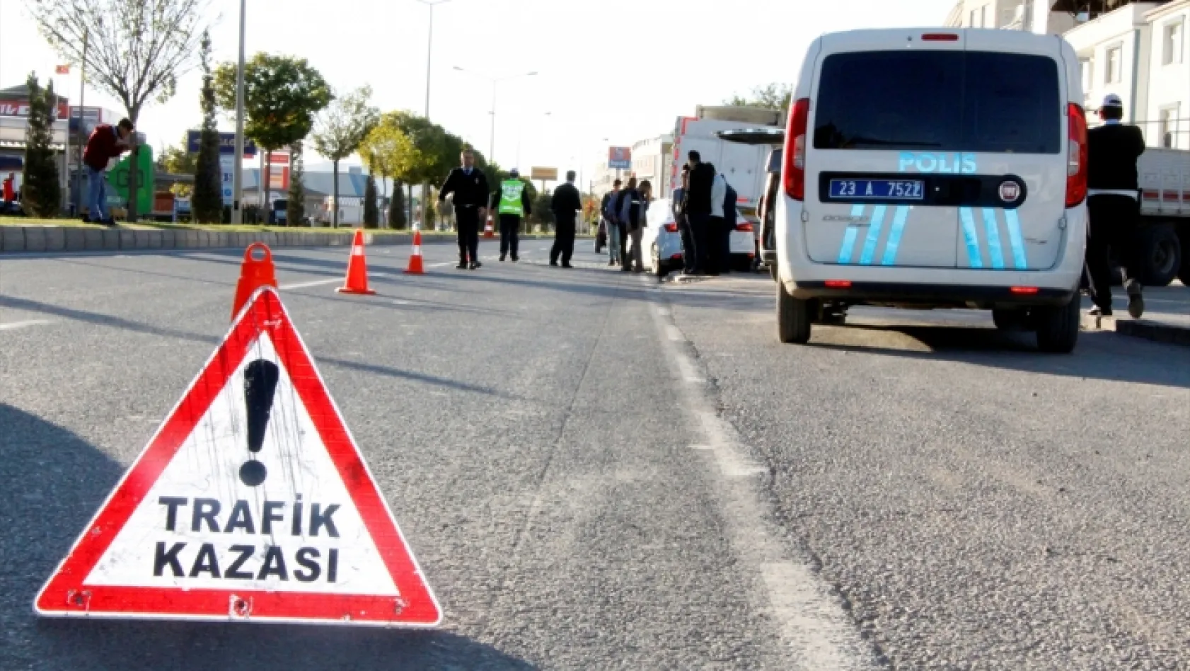 Elazığ'da araç takla attı: 1 ölü, 1 yaralı