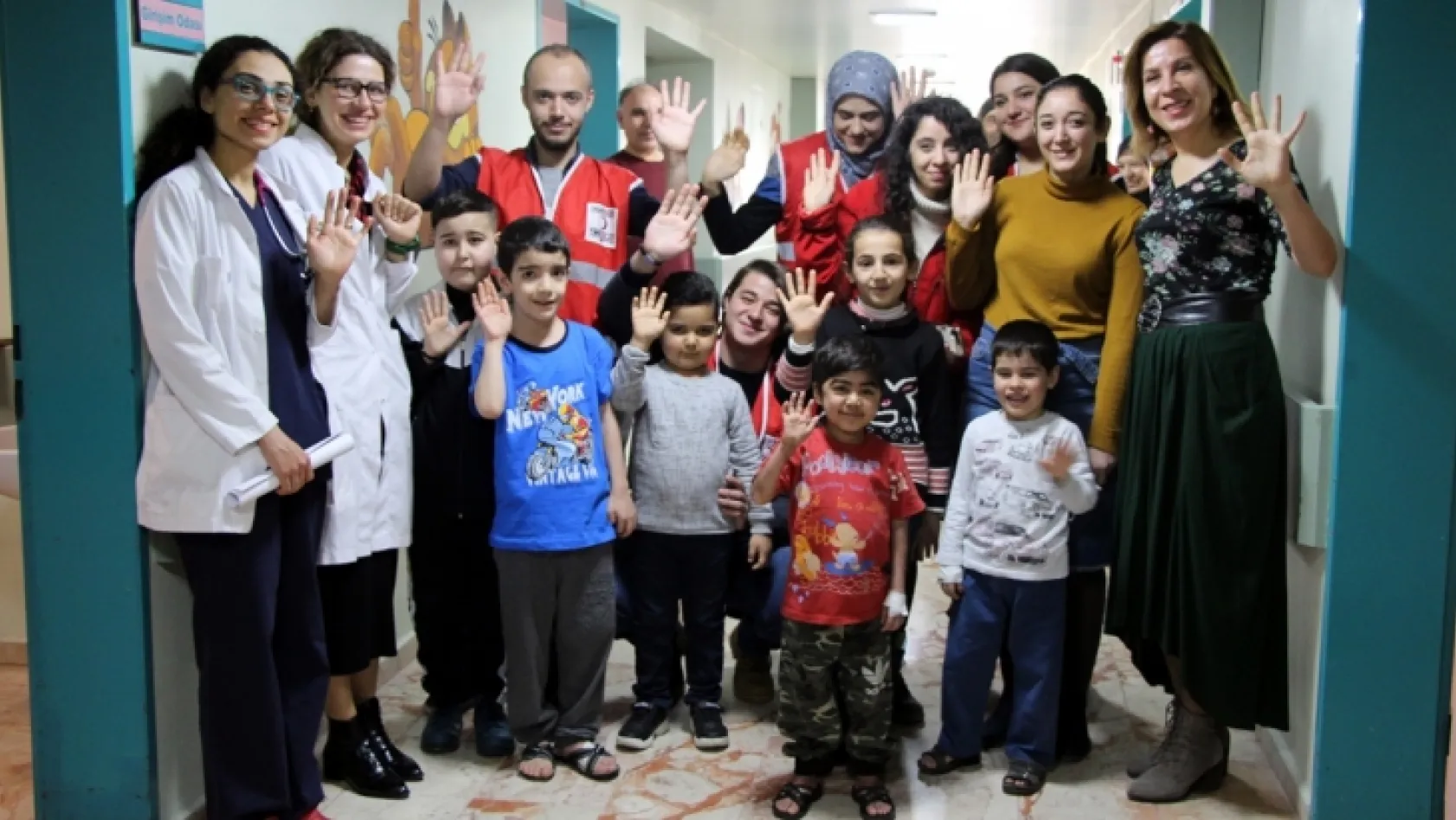 Kanserli çocukların yüzü 'Kızılay gönüllüleri' ile gülüyor
