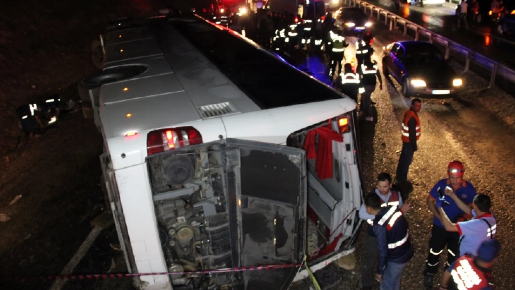 Yolcu otobüsü devrildi:  3 ölü, 40 yaralı