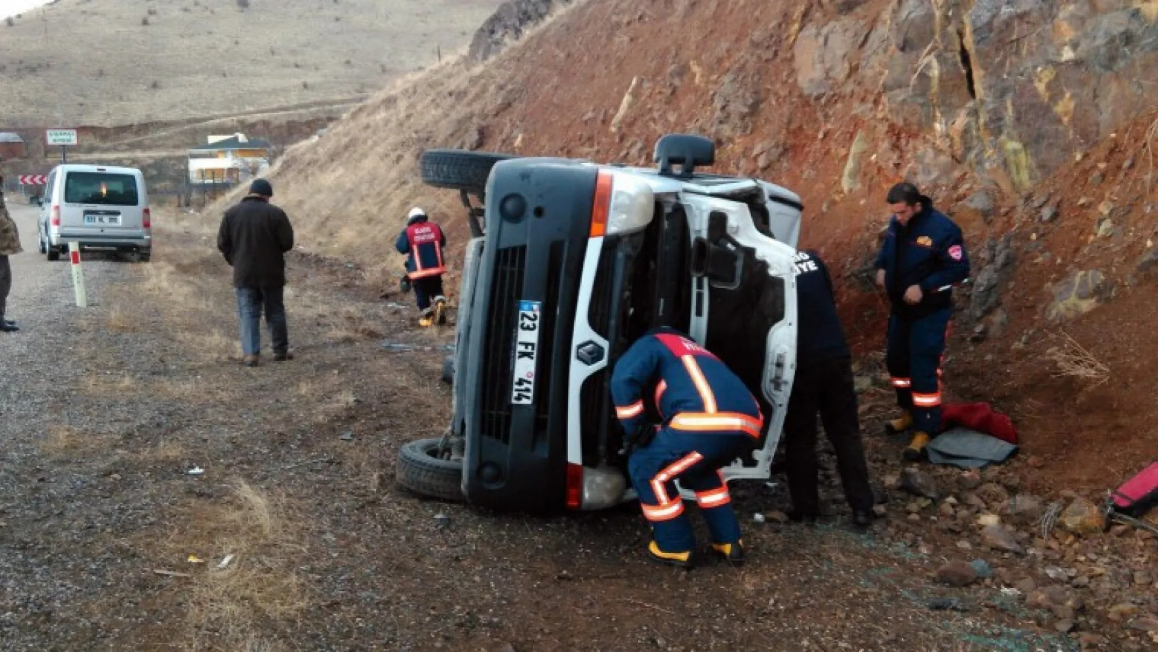 Elazığ'da minibüs devrildi