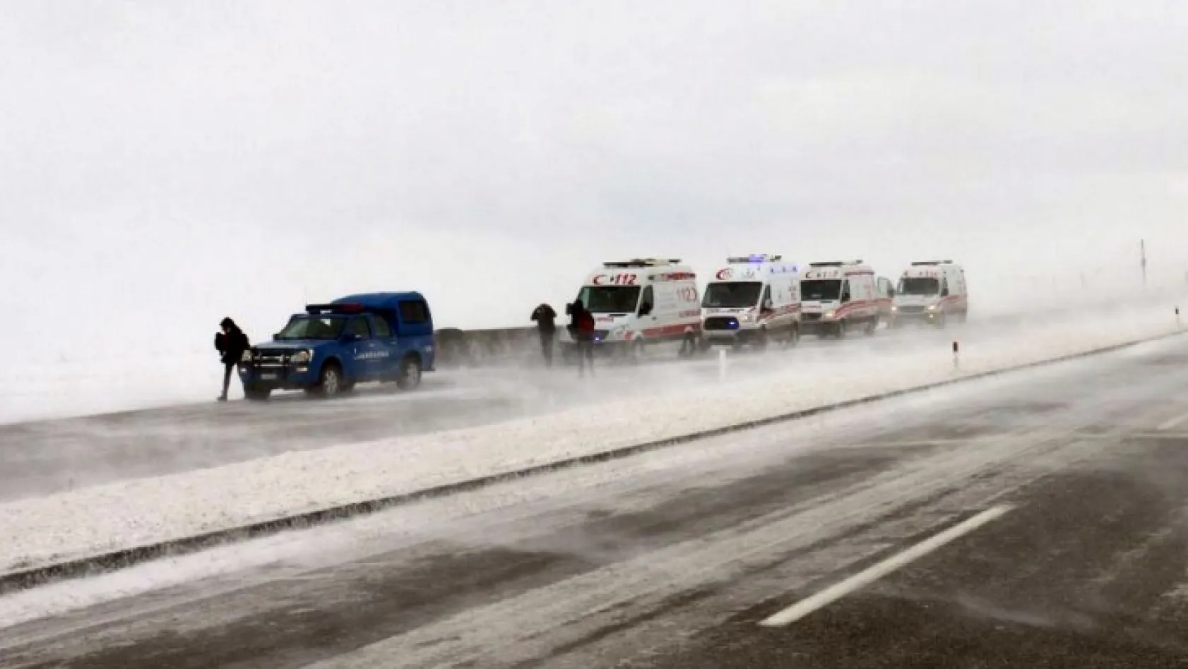 Sivas'ta 3 yolcu otobüsü devrildi: 25 yaralı