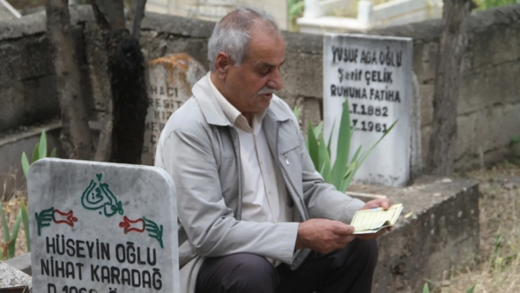 Arefe günü mezarlıklar ziyaretçilerle doldu