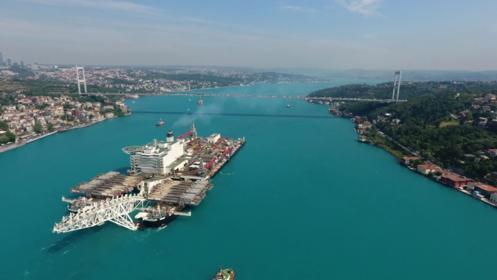 Dev gemi İstanbul Boğazı'nda