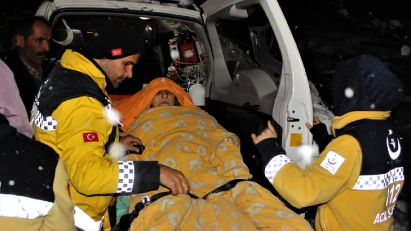 78 yaşındaki Nazmiye nine 3 saatlik çalışmayla hastaneye kaldırıldı