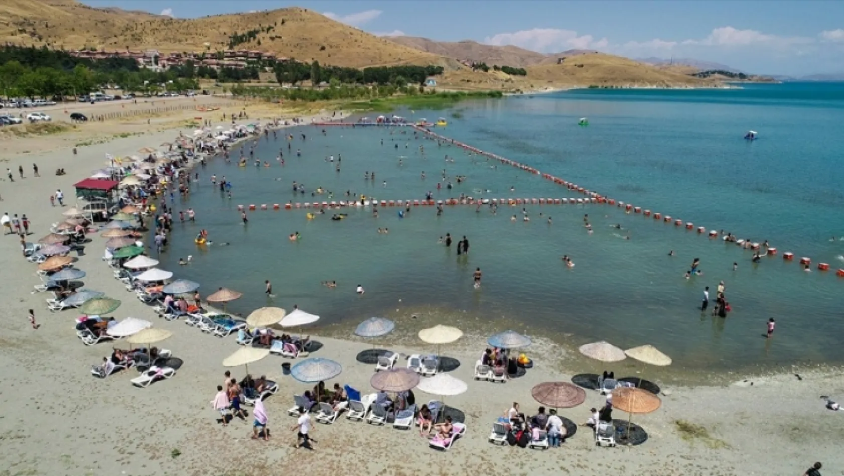Hazar Gölü Doğu'daki tatilcilerin gözdesi oldu