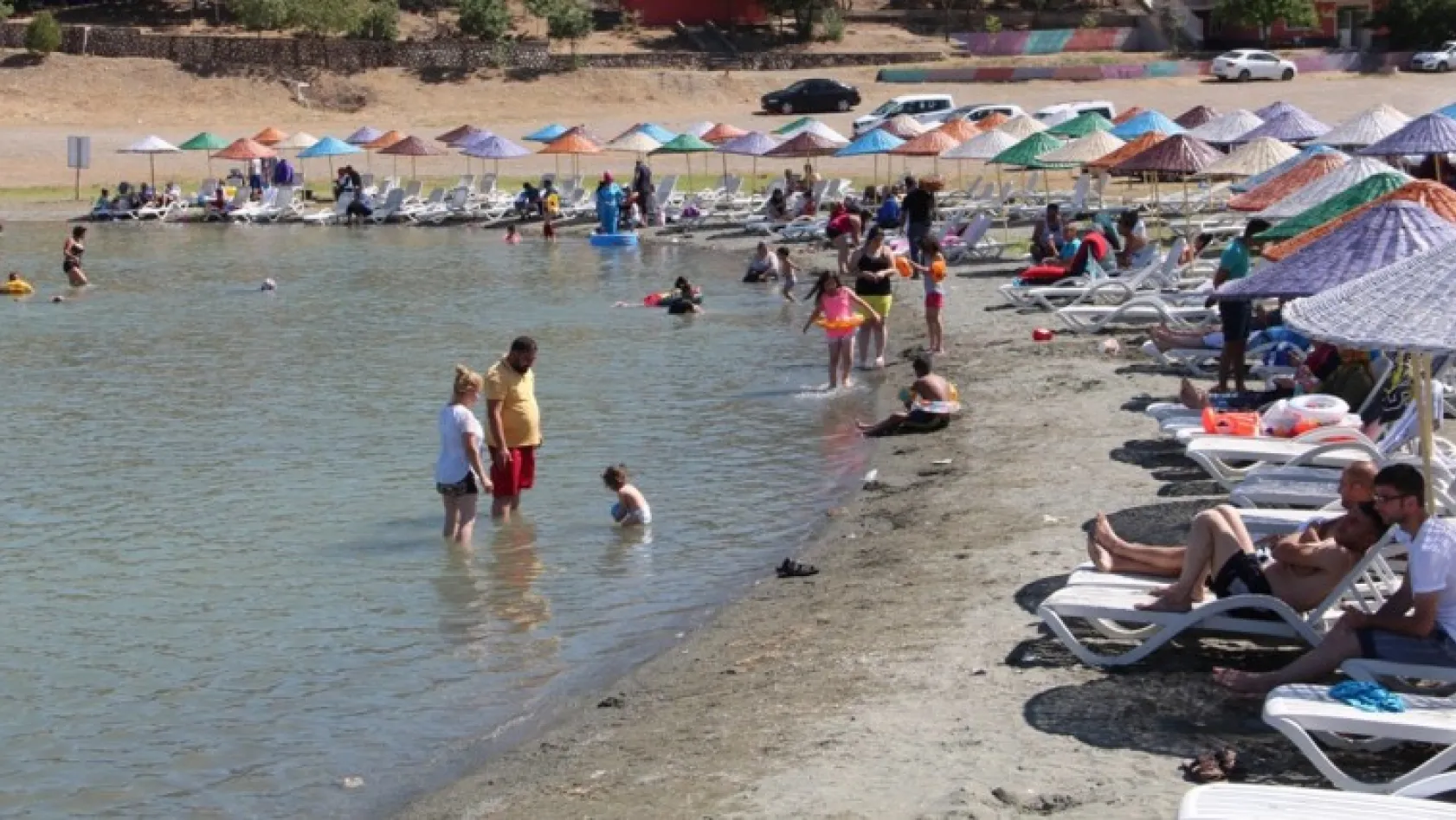 Hazar Gölü tatilcilerin akınına uğradı