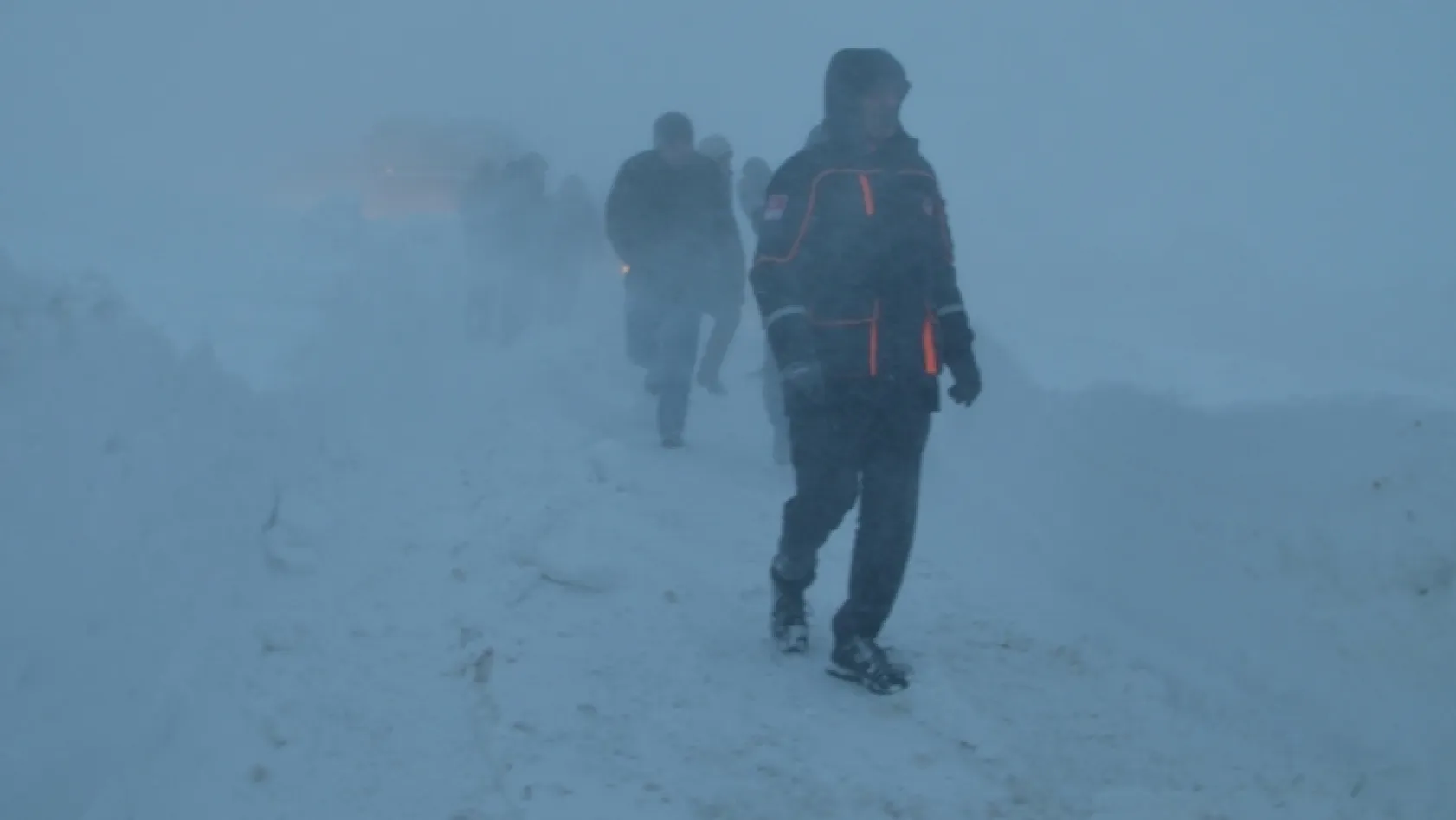 Muş'ta karda mahsur kalan 75 kişi kurtarıldı