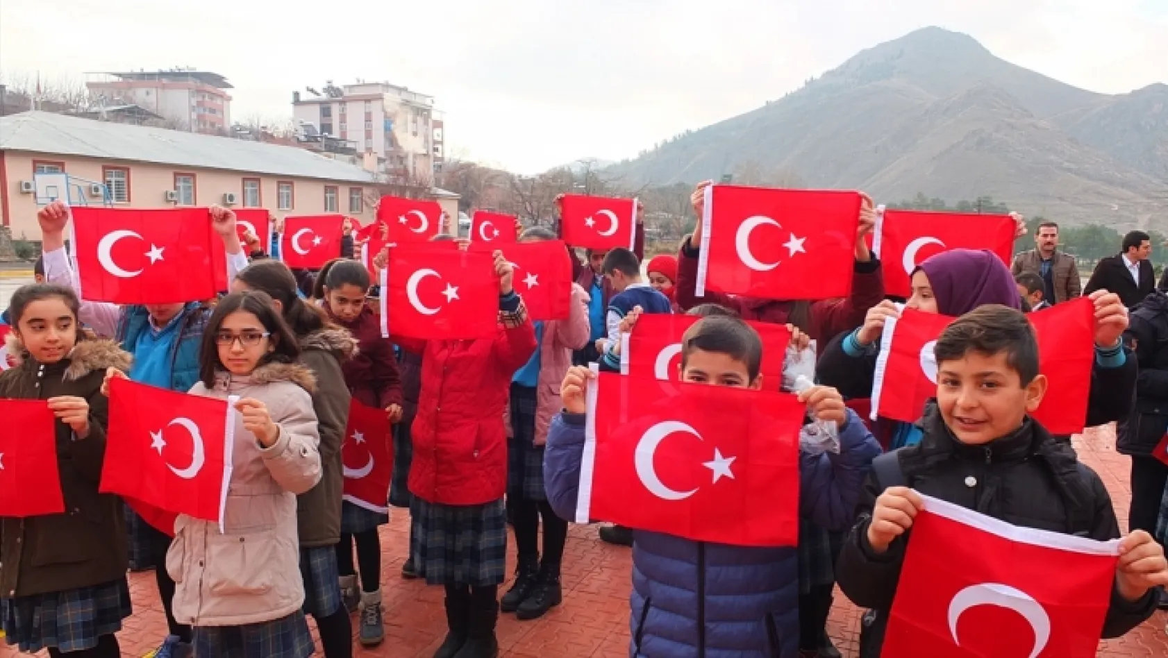 Keban'da Mehmetçiğe destek için Türk bayrağı dağıtıldı