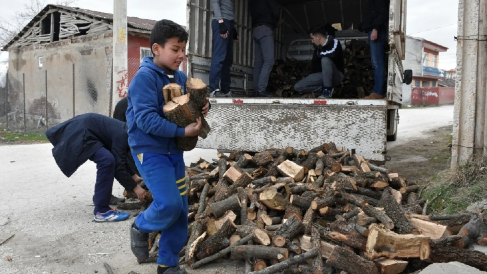 Suriyeli sığınmacılara 100 ton odun yardımı