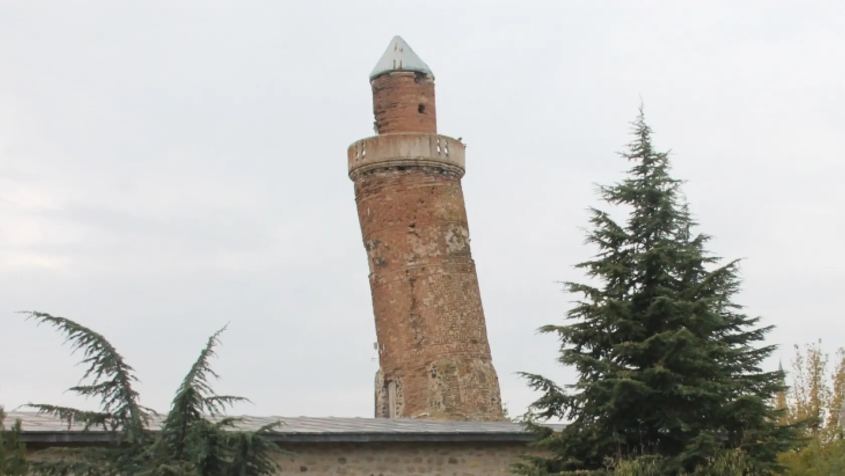 800 yıllık eğri minare tescillendi
