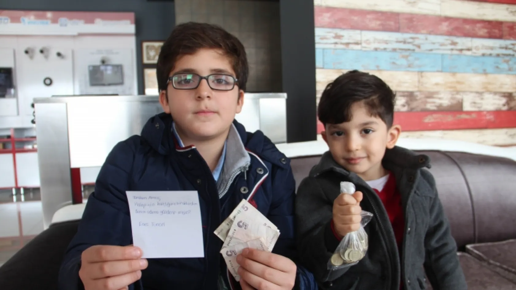 Kocaman yürekli 2 çocuk harçlıklarını Halep'e gönderdi