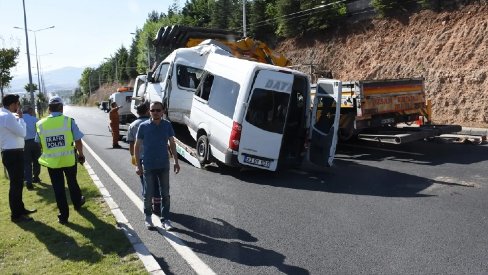 Elazığ plakalı minibüs kaza yaptı: 19 yaralı