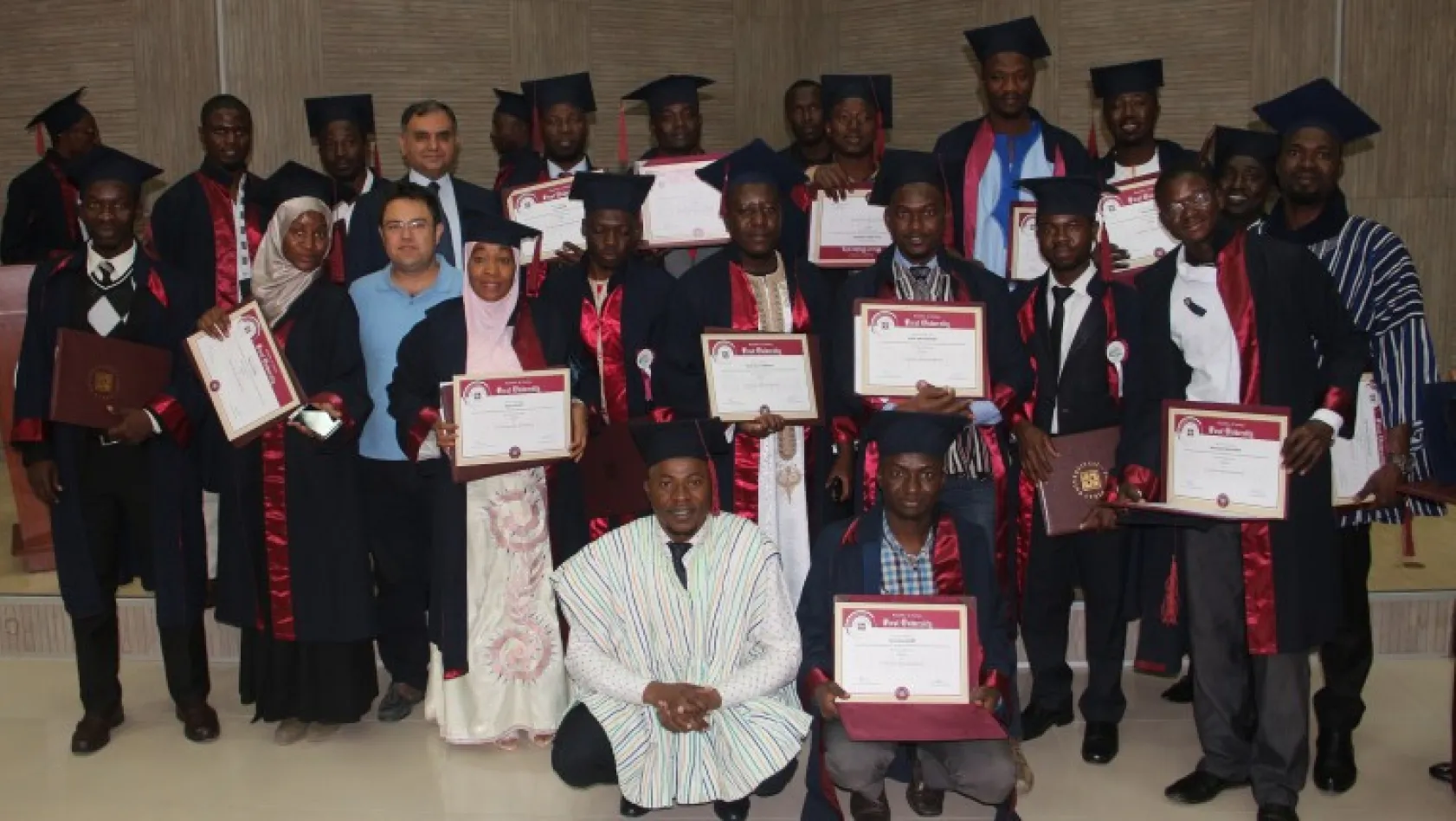 Ganalı öğrencilerin mezuniyet sevinci