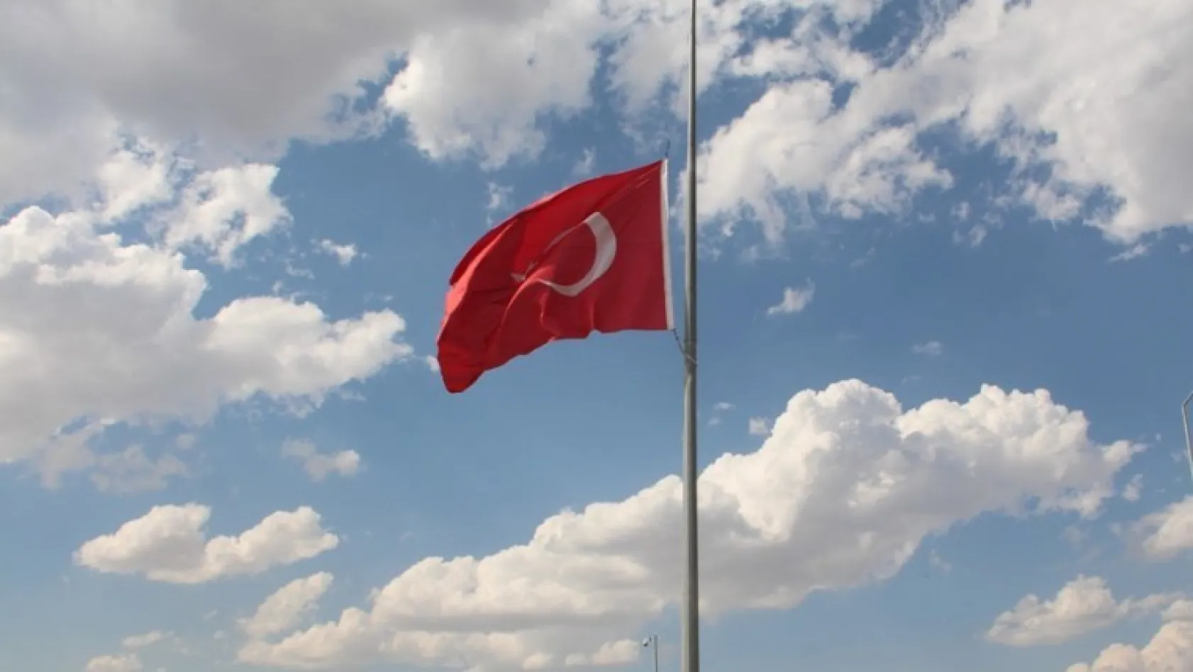 Elazığ'da bayraklar yarıya indirildi