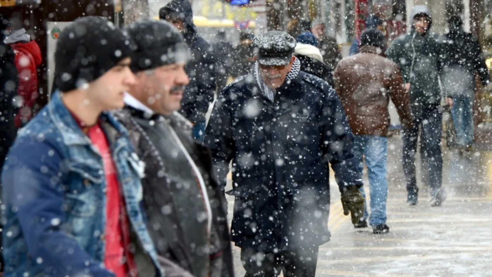 Elazığ'a kar geri dönüyor