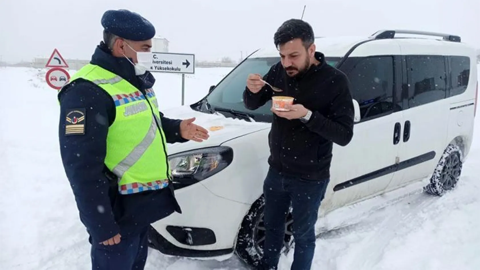Güvenlik güçlerinden yolda kalan sürücülere çorba ikramı