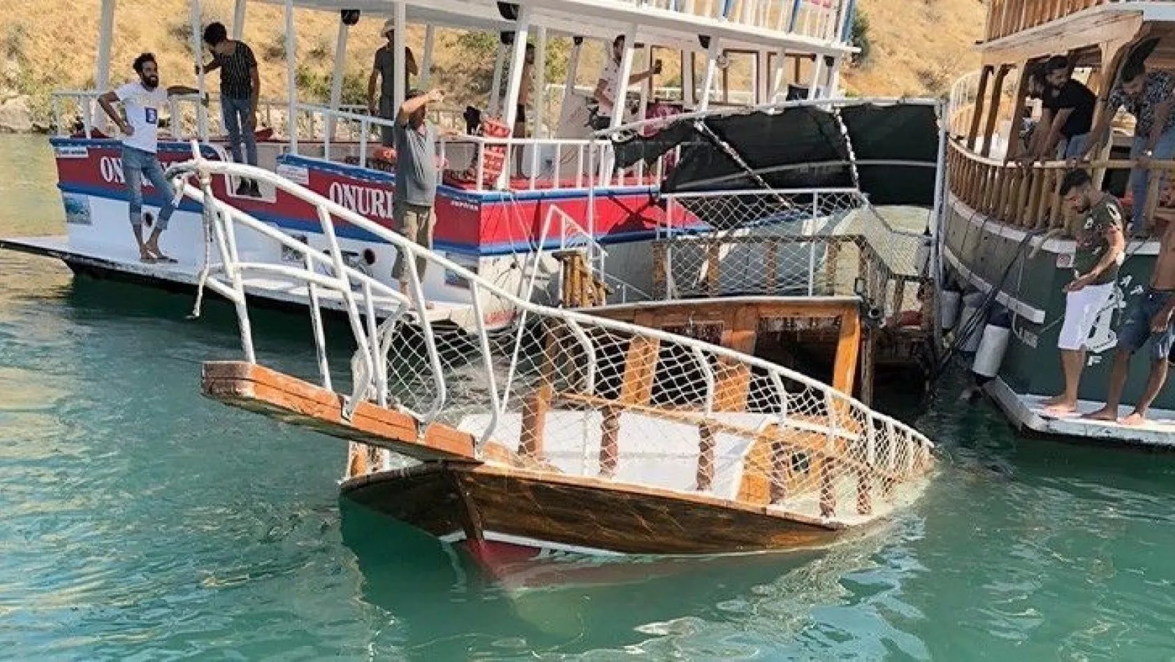 Halfeti'de tur teknesi battı