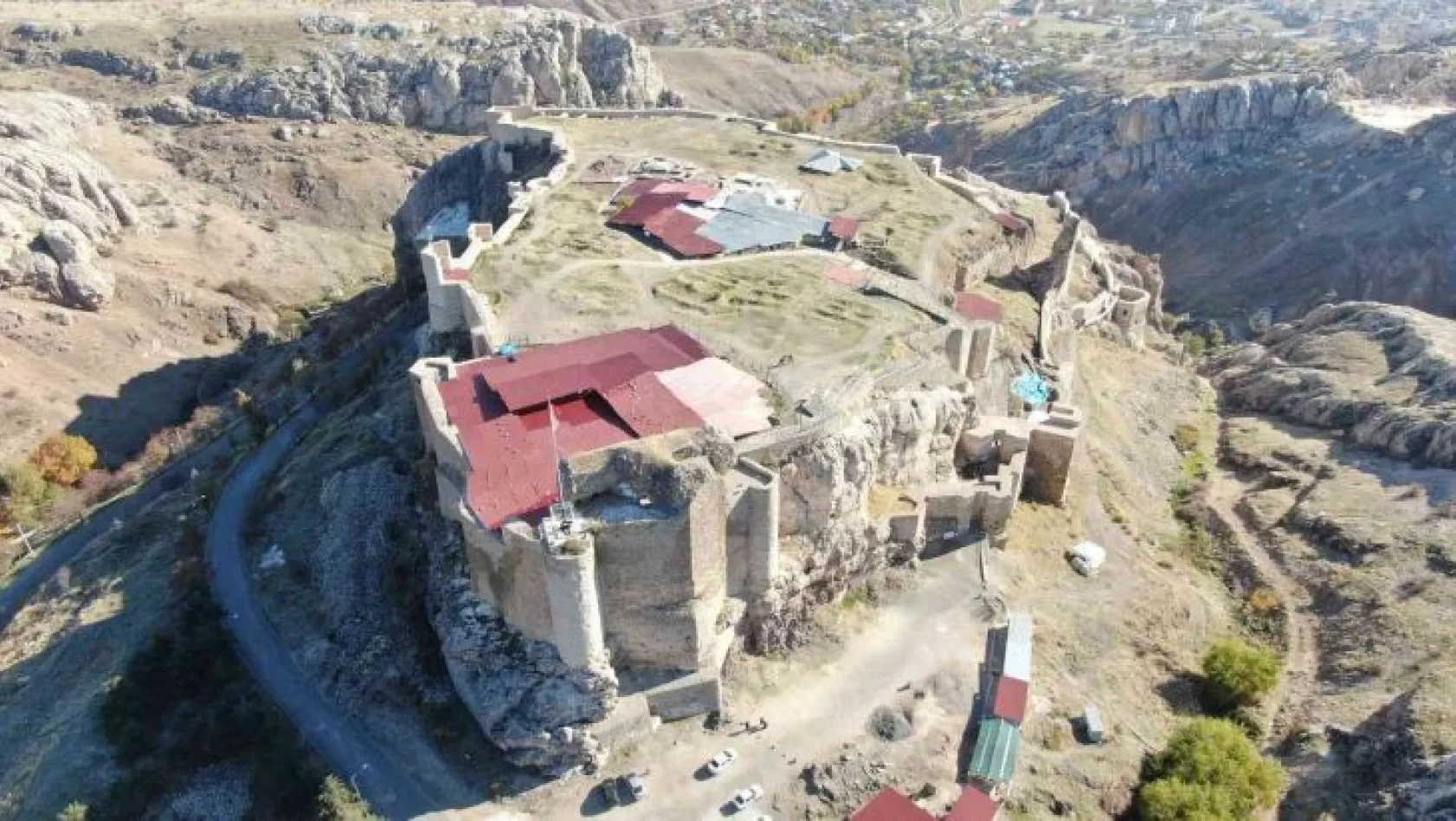 Kazılarda birçok buluntu çıktı, kalenin tarihi 2 bin 200 yıl geriye gitti