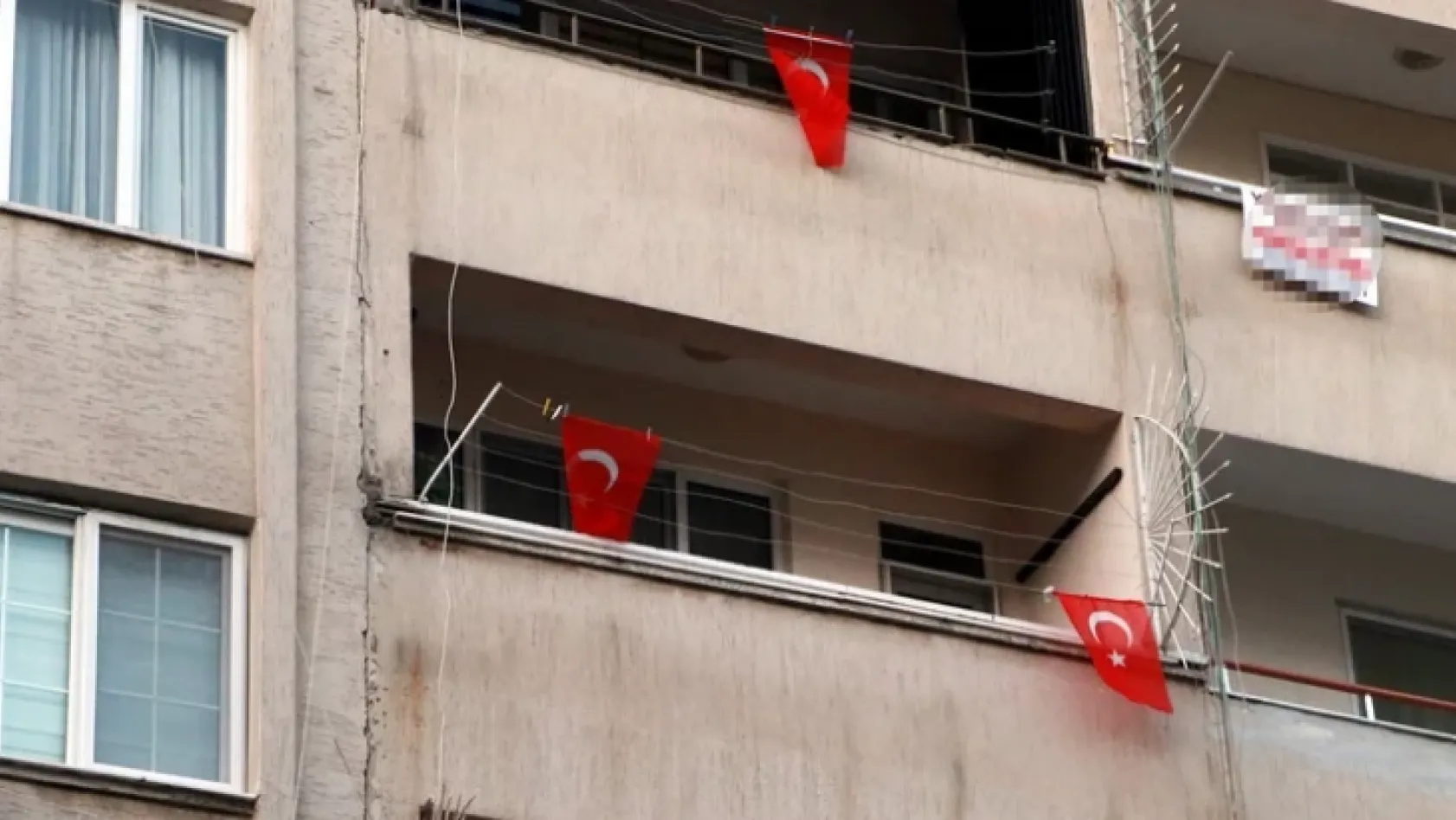 Hatay'da patlamanın yaşandığı caddede teröre 'Türk Bayraklı' tepki