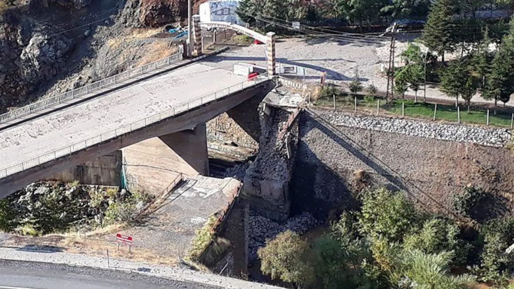 Maden'deki tarihi köprü çöktü