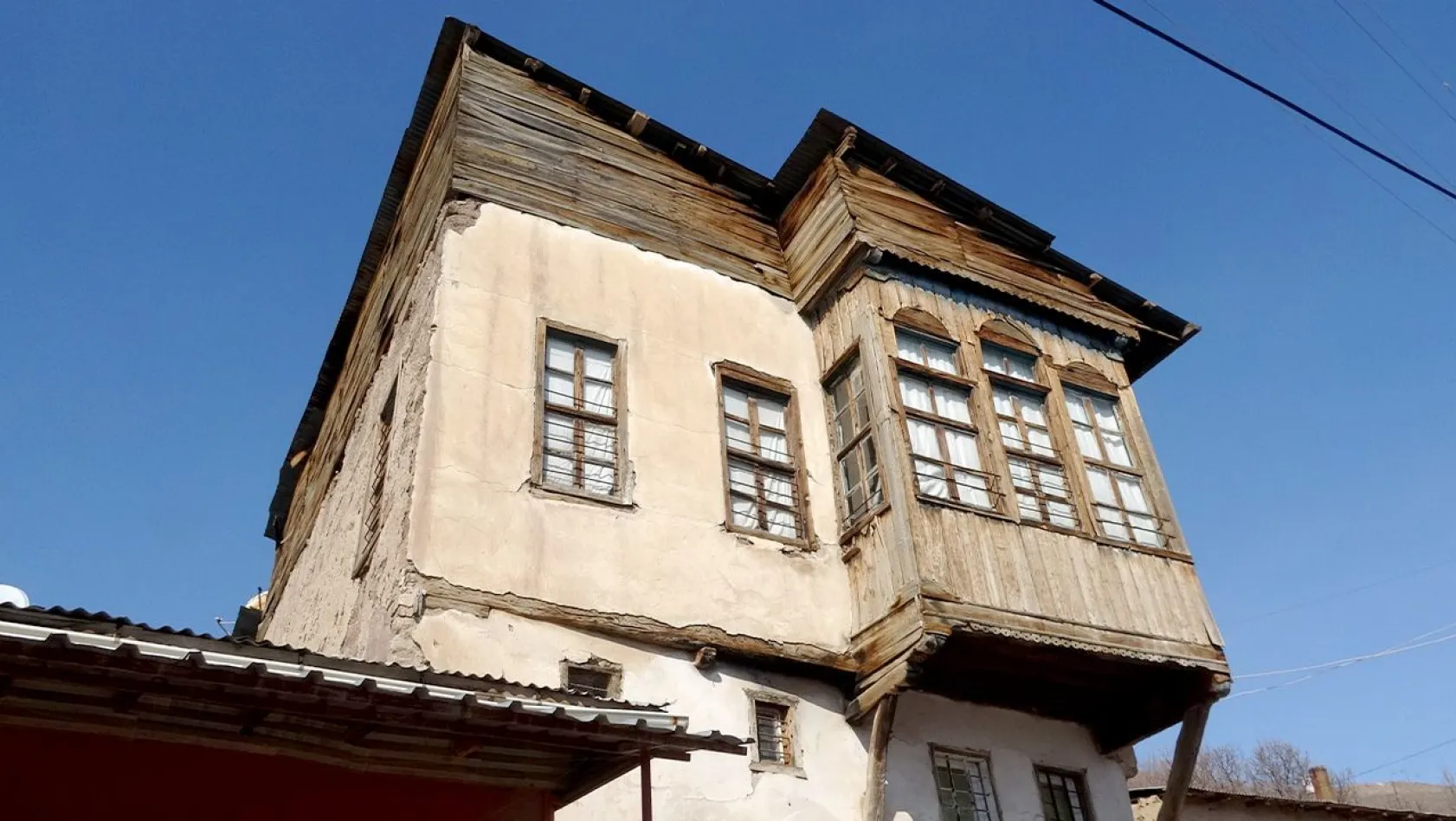 Hüseynik'teki tarihi konaklar depremlere adeta meydan okuyor