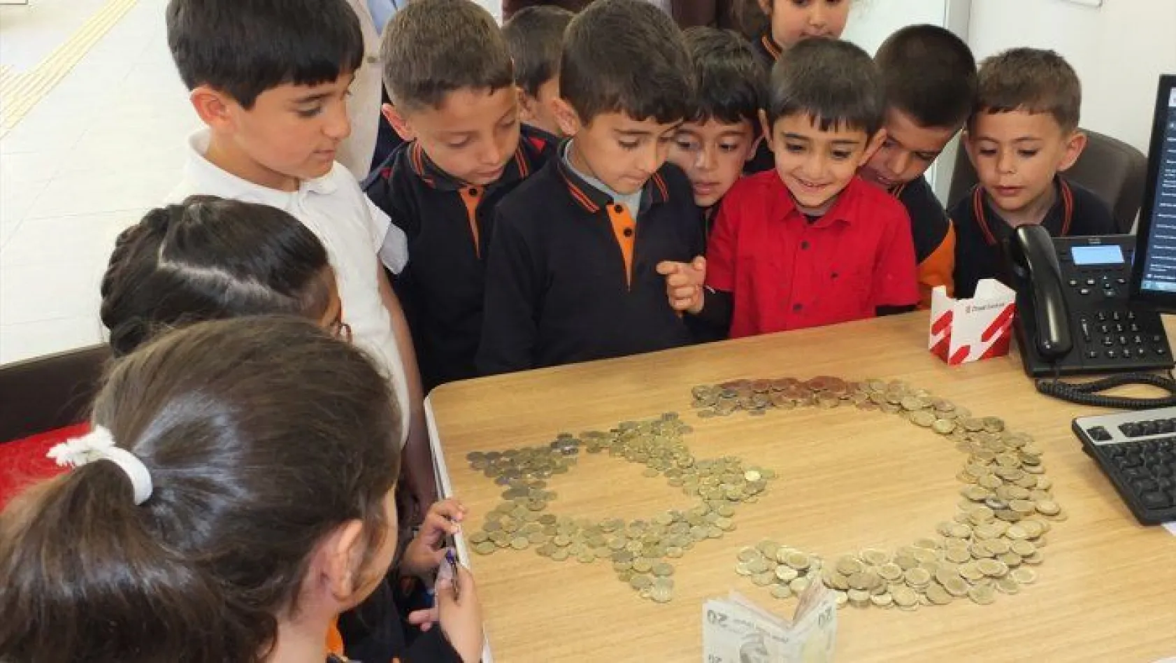 İlkokul öğrencilerinden Mehmetçik Vakfı'na bağış